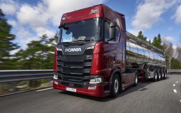 Trucks_Scania_S_650_Red_Motion_533594_3840x2400-min Transport auto